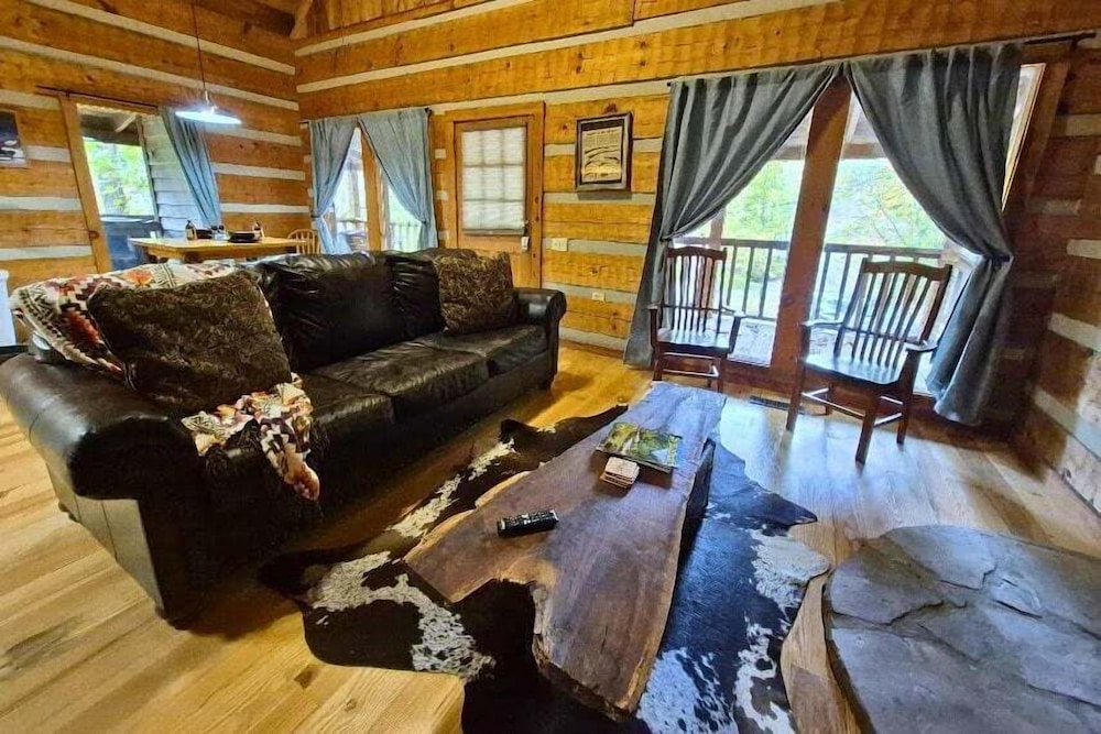 The Fur Traders Cabin- Pigeon Forge 2 Bedroom Cabin