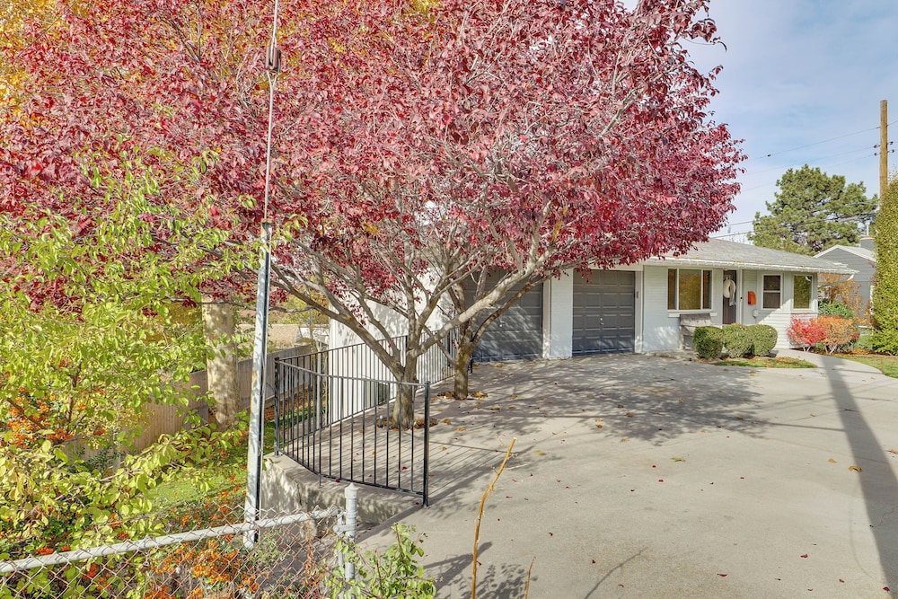 5 Mi to Hogle Zoo: Modern Retreat w/ Spacious Yard, photo 6