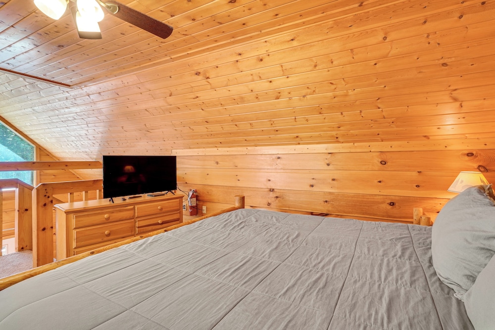 Hot Tub & Game Area: Rustic Cabin 5 Mi to Gsmnp