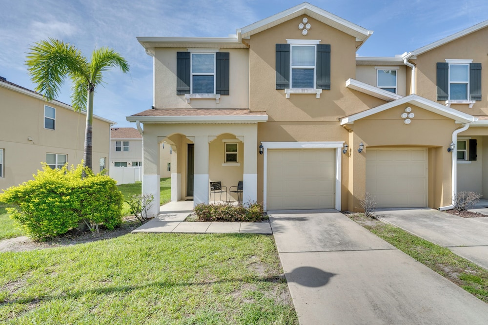 4 Mi to Wdw: Sleek Townhome w/ Community Pool!
