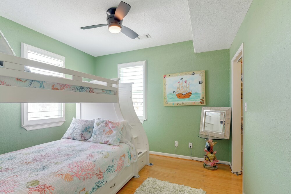 Boat Slip + Decks: Waterfront Gem Near Galveston!