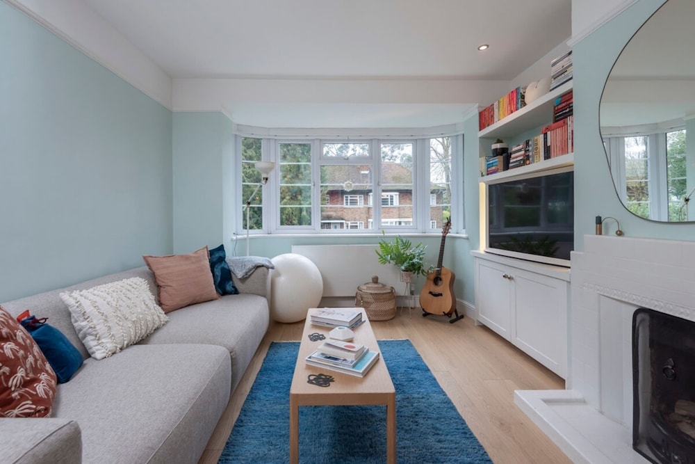 2 Bedroom Apartment - 200m From Richmond Park view 5