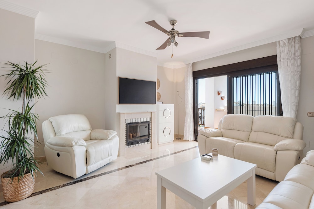 Incredible Apartment With sea Views and Balcony