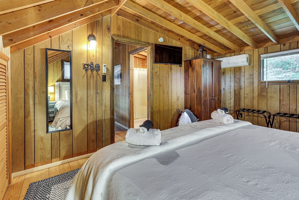 < 1 Mi to Lake: Cabin w/ Hot Tub in Greentown!