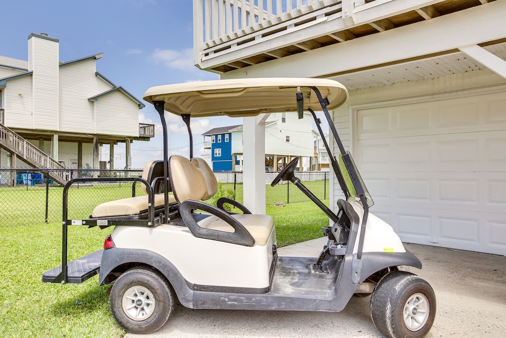 Walk to Beach: Updated Home w/ Deck in Galveston!