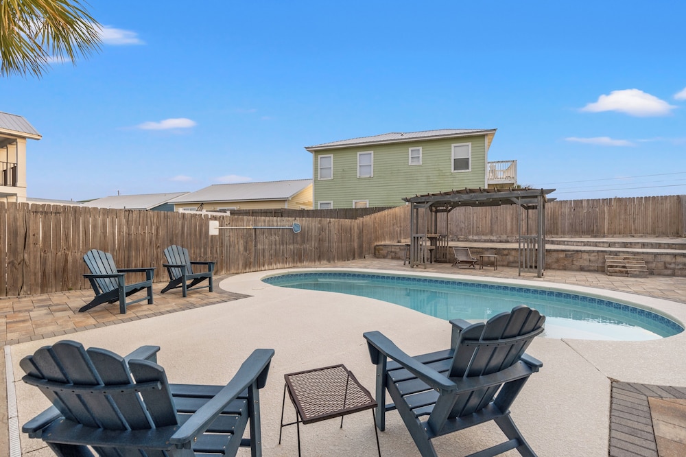 Spacious 4-bed, 3-bath Beach House Sleeps 12 for the Perfect Getaway