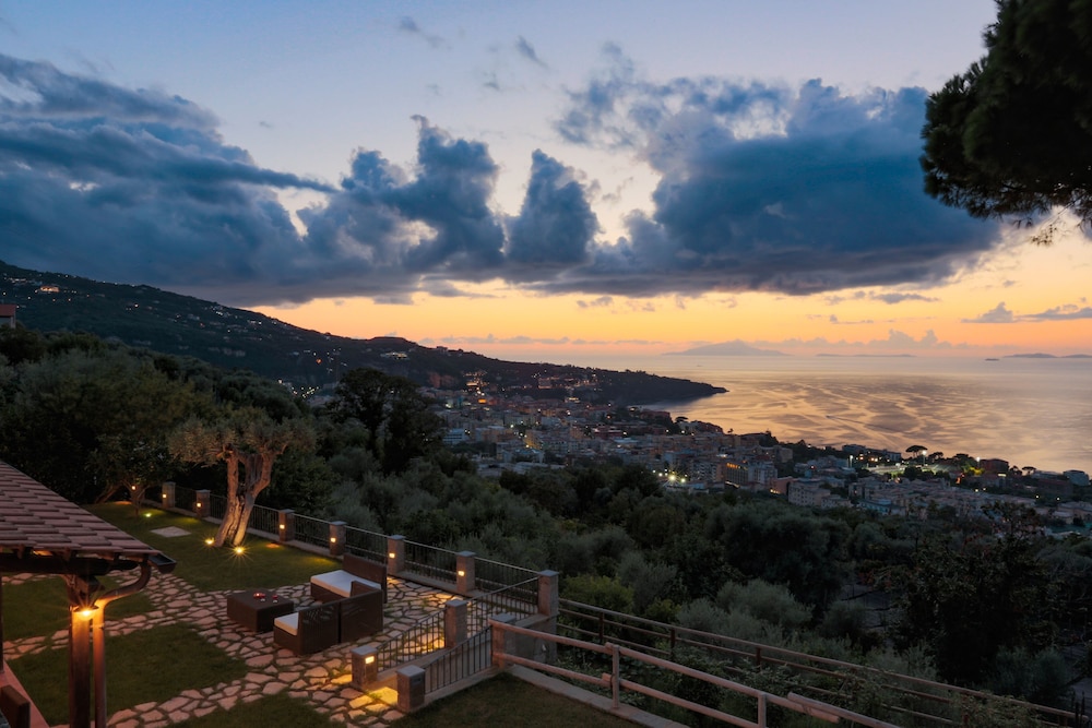 Luxury Villa with breathtaking Seaview, pool, BBQ