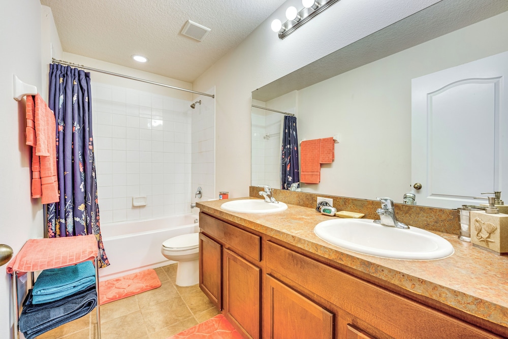 5 Mi to Dtwn Clermont: Family Home w/ Water Views!