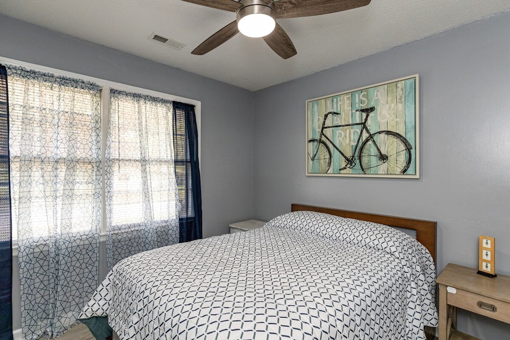 Cozy 3BR Home Patio Grill Free Parking Wi-fi - Property Image 15