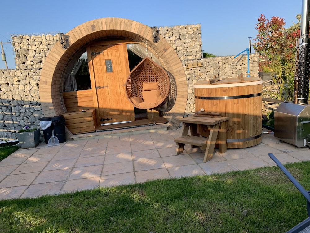 Cosy Escape Heated Luxury pod With hot tub