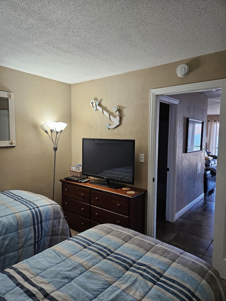 Spacious Family Friendly 3 Bed/3 Bath w/ Amazing Views, Lakeside Pool, & Boat Slip