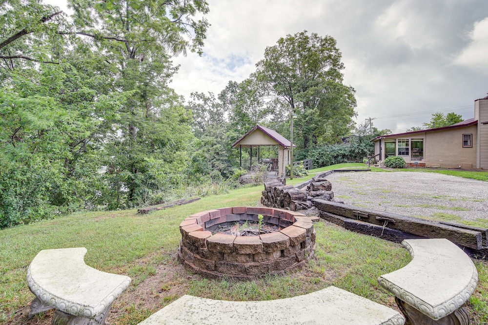 Peaceful Bronston Getaway w/ Fire Pit & Lake Views view 3