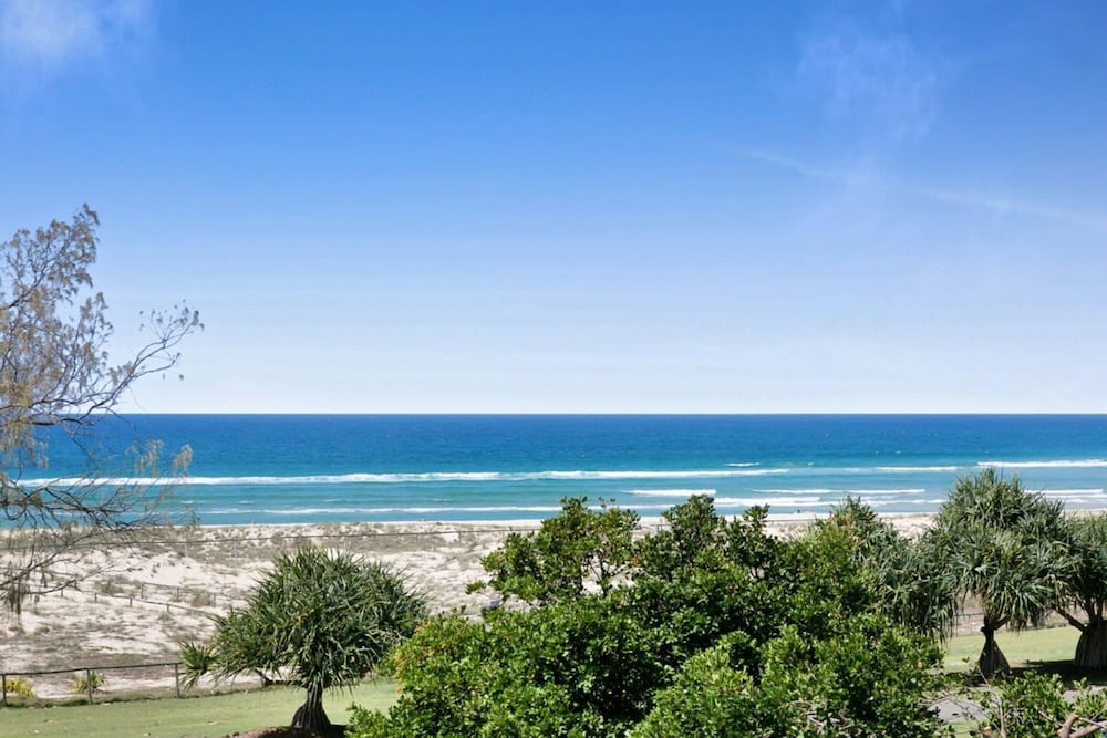 Beachfront Studio With Balcony & Stunning Views