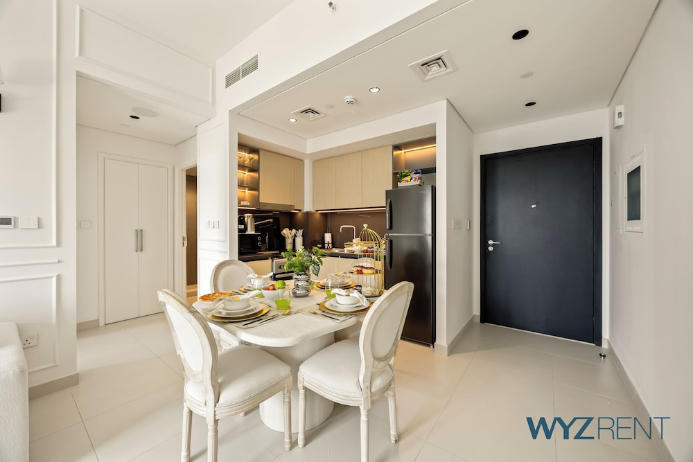 Alluring Parisian 1Br in Burj Crown
