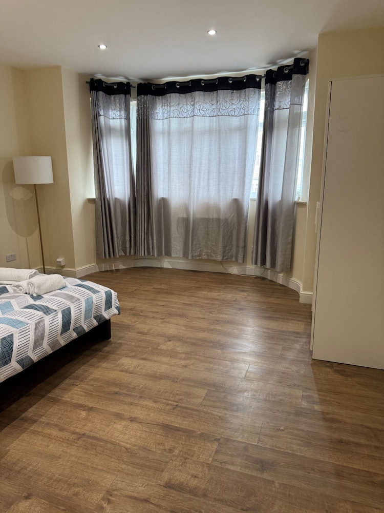 Close Central London 2 bed Flat Sleeps 4