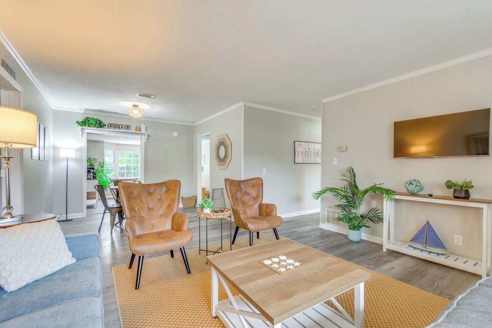 Foosball Games & Al Fresco Dining: Pensacola Home!