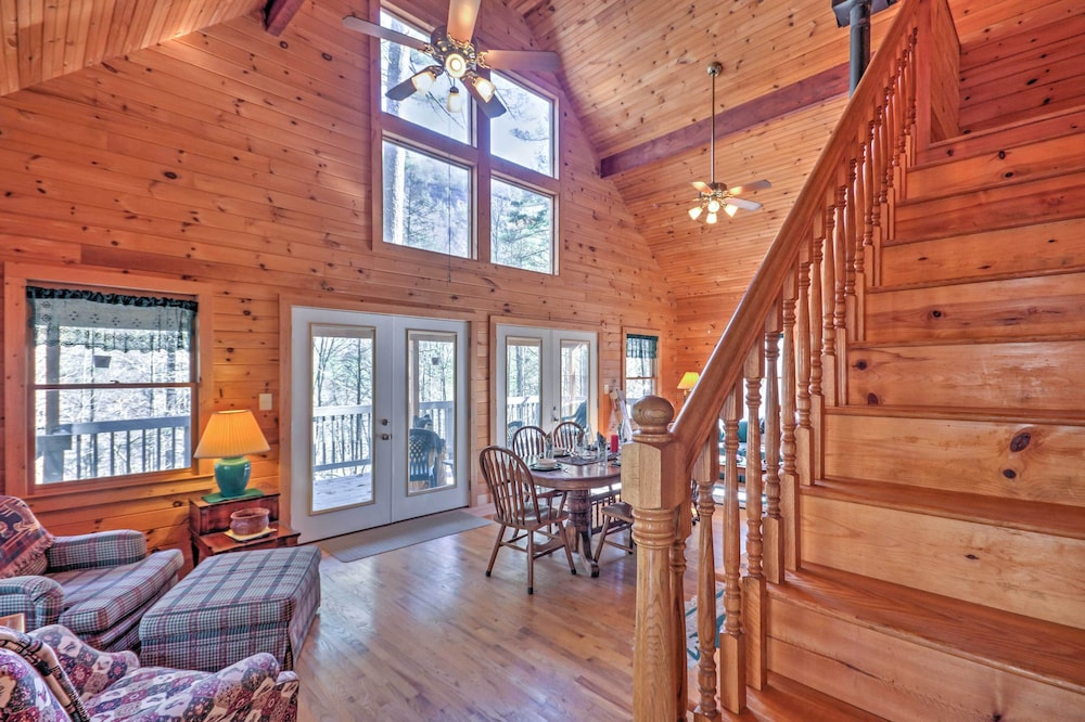 Highlands Cabin w/ Forest Views < 4 Mi to Cashiers