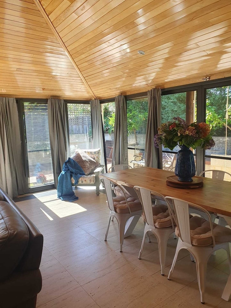 Beautiful 3 BR Home With BBQ and Parking!