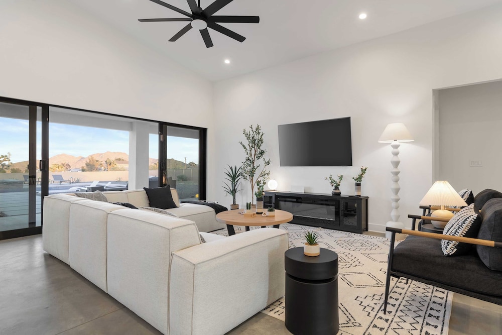Bocce, Pool+spa, Game Room, Firepit Modern Oasis Yucca Haven by Avantstay