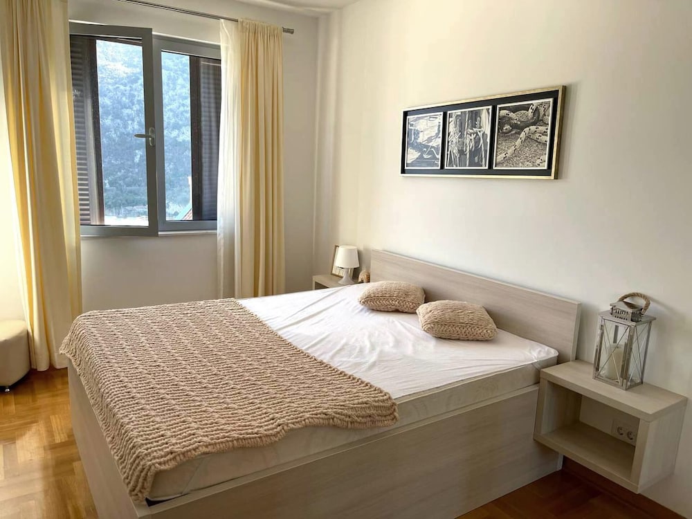 Impeccable 1-bed Apartment in Morinj view 5