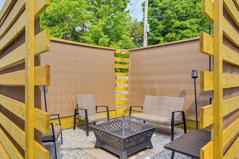 1 Mi to MGM Springfield: Cozy Winter Duplex!