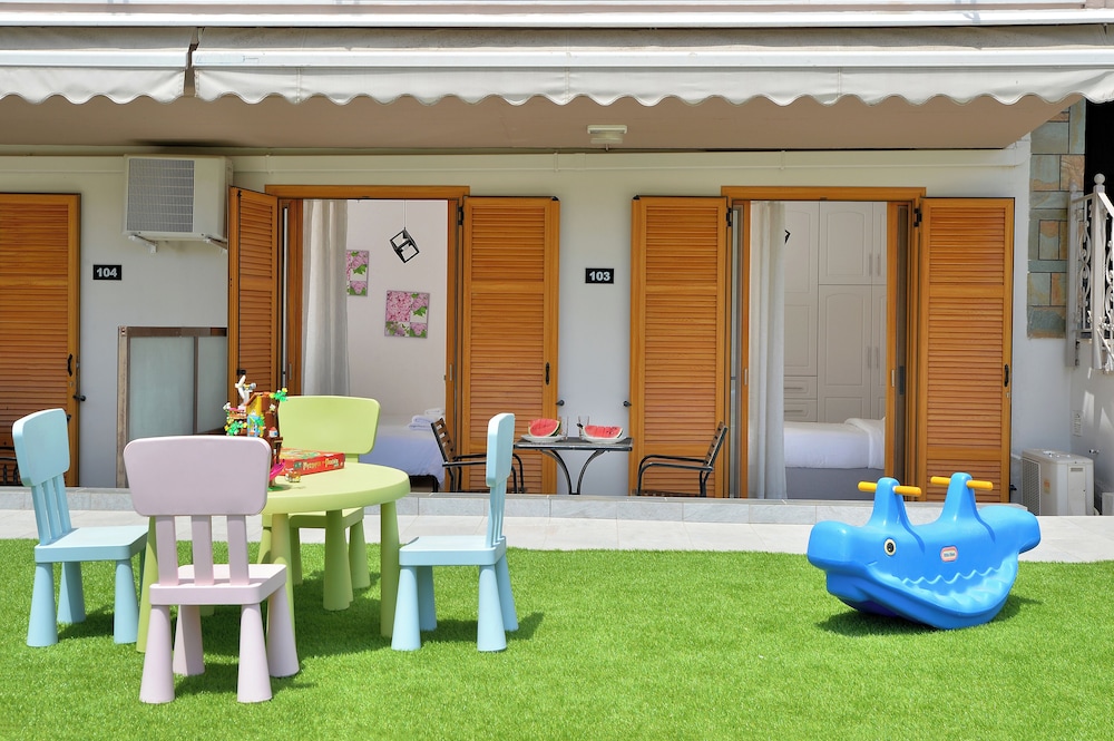 Stork Holiday Apartments - Garden & Sea View