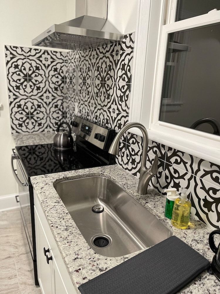 Renovated 1 Bedroom in Forest Hills - B