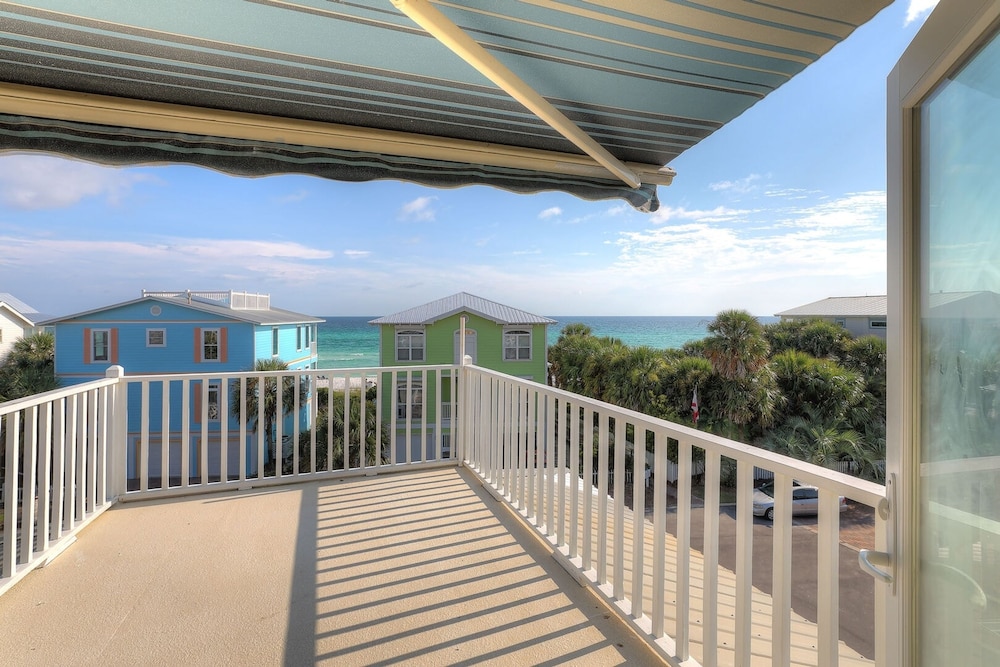 Holiday House by Avantstay Oceanview Steps to Beach