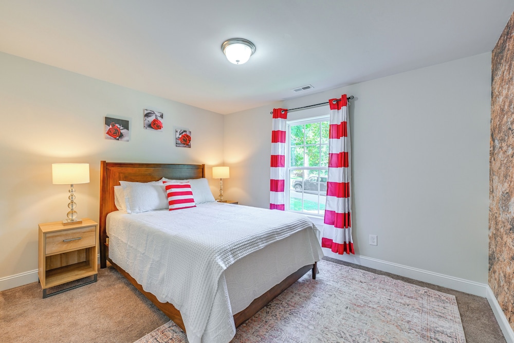 Easy Uptown Access: Charlotte Gem w/ Peaceful Yard