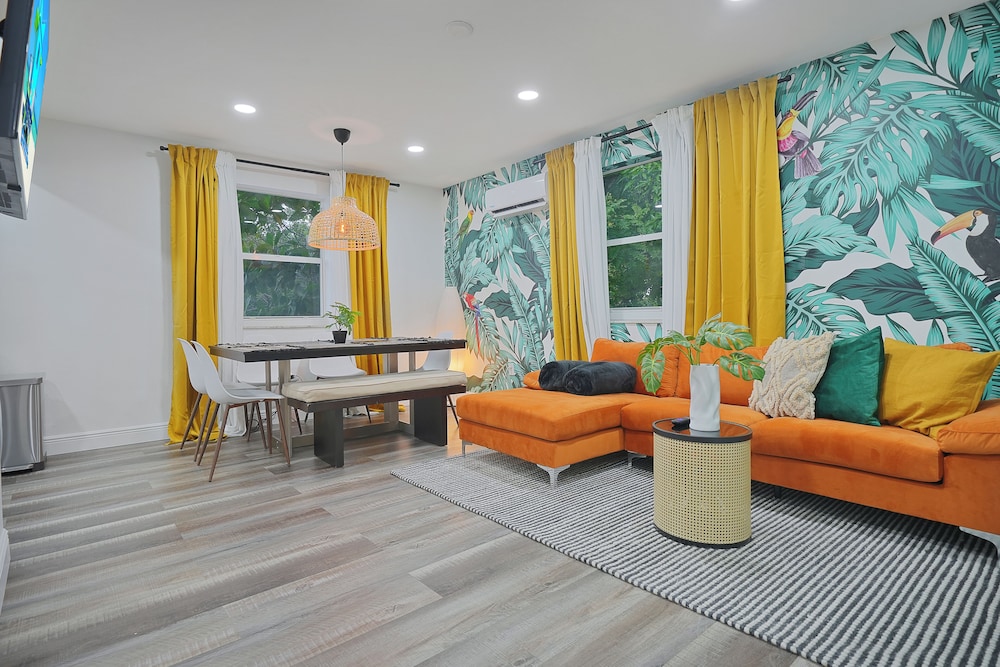 4 to 14 Guests, 2 Kitchens, Jungle Retreat BBQ Patio