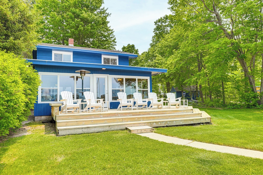 Autumn Escape on Glen Lake: Waterfront Cottage!