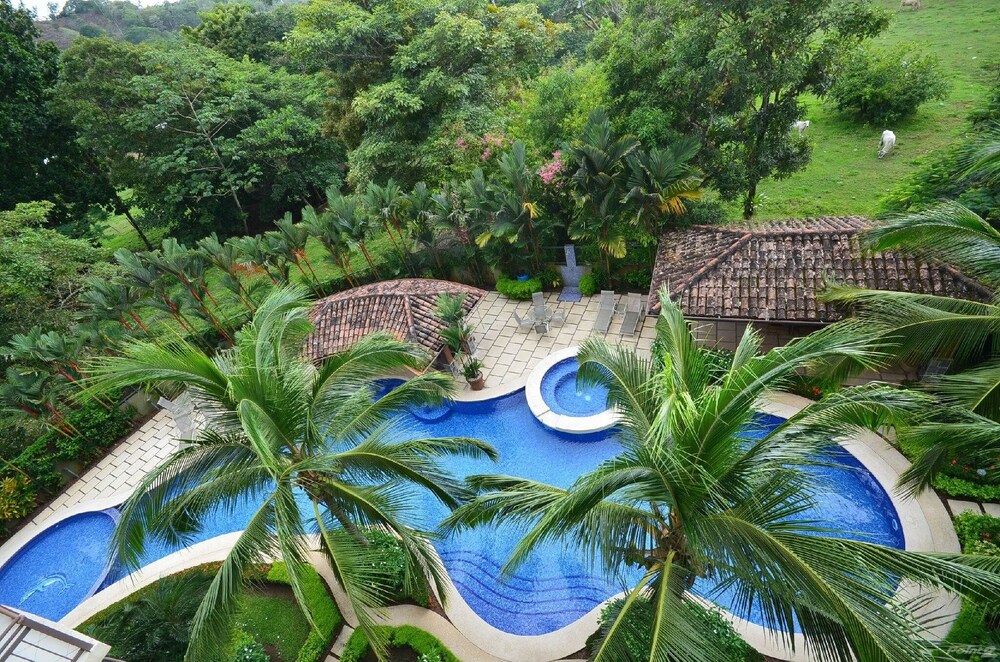 La Torre: Poolside Condo with Scenic Views