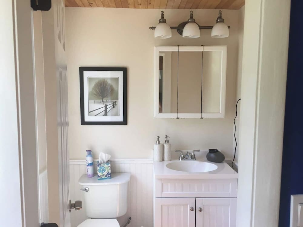 Cozy 2 BR by River- Crooked Steeple Hall