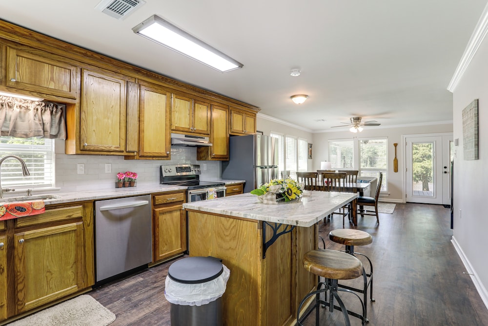 Riverfront Family Retreat w/ Yard in Saint Amant