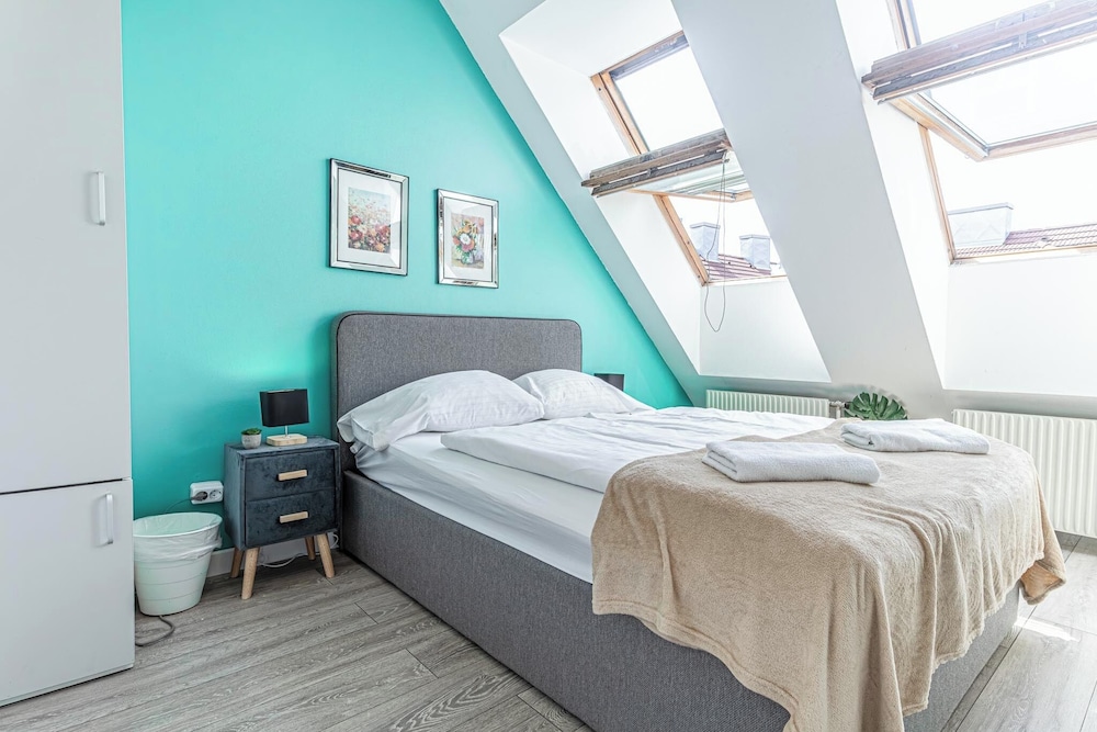 Stunning 12BR Floor For 24 People