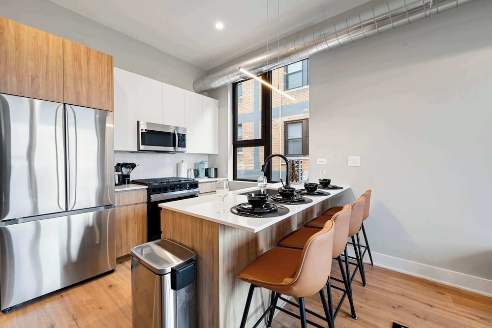 Edgewater Gem Stylish 2BR Apartment Near Lake