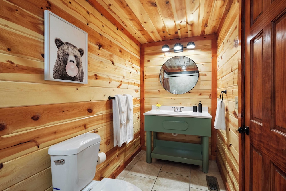 Smoky Ridge by Avantstay Renovated Cabin w/ Indoor Pool Game Room + Theater