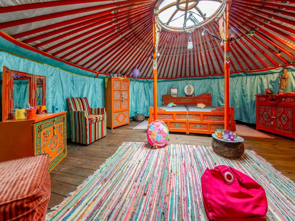 Lively Holiday Home With Garden, Barbecue, Garden Furniture