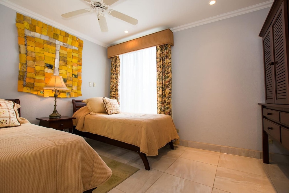 Recently Renovated Luxury Condo with Resort-Style Beach Club Access and Ocean Views view 4