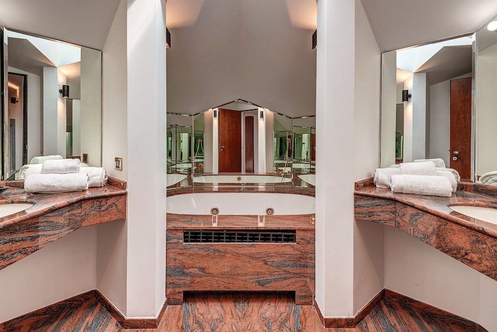 Lakefront Serenity Villa With Pool