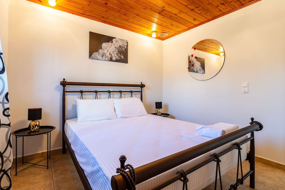 Seaview Nature Retreat - Filiatra s Cozy Hideaway