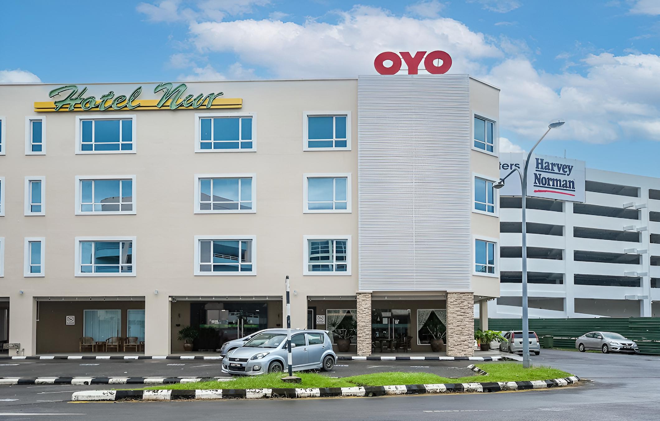 Super OYO 985 Hotel Nur
