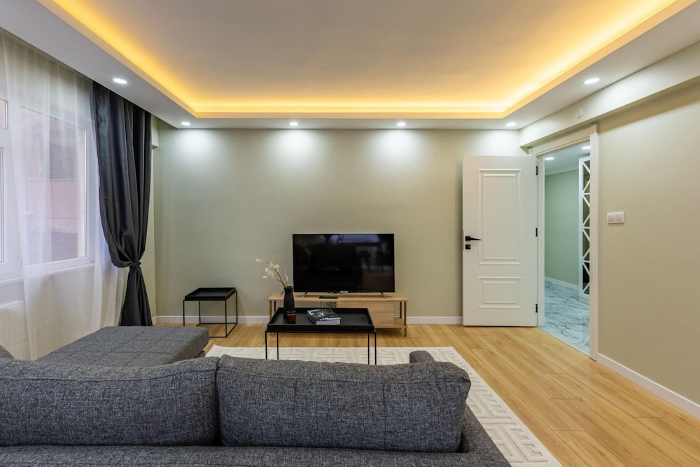 Stylish Flat Near Public Transportation in Maltepe