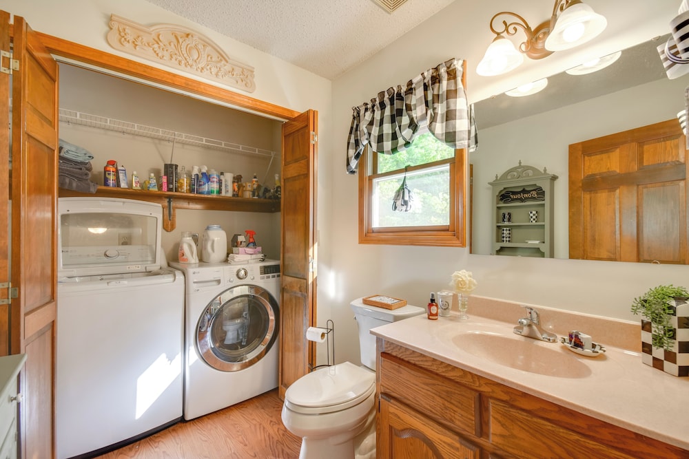 3 Mi to Dtwn Jefferson City: Family Home w/ Deck