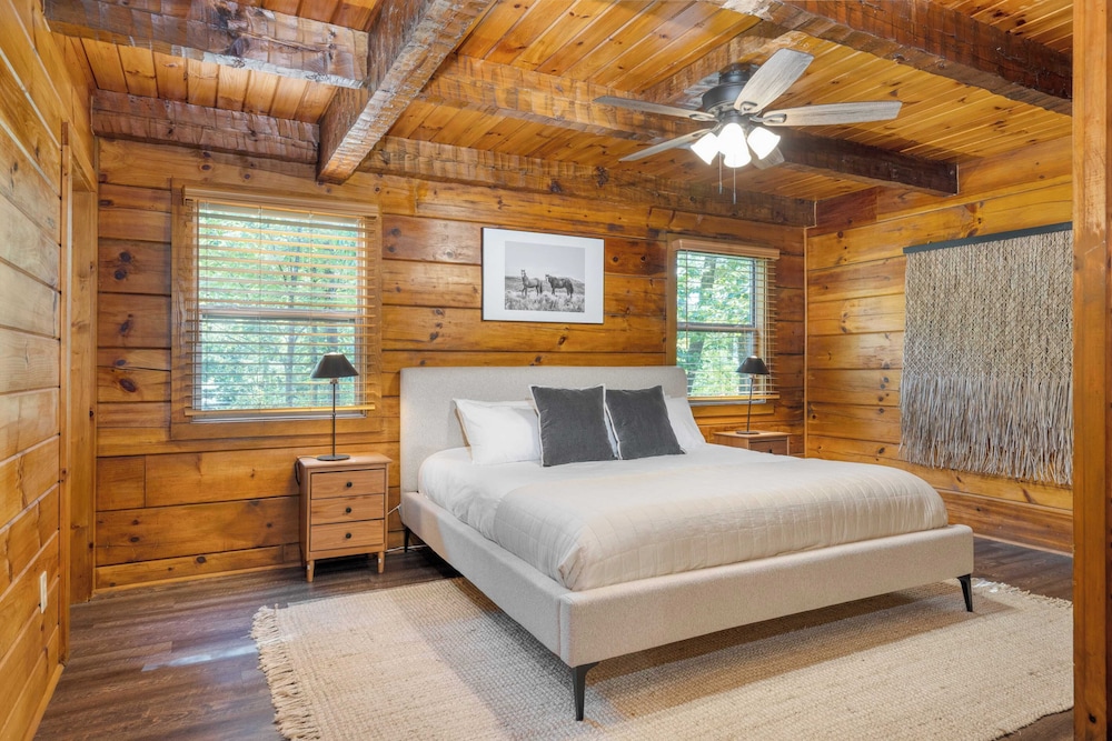 Sleeps 20 3 Cabins w/ Hot Tubs, Game Room, Fire Pit Dudley Trio by Avantstay