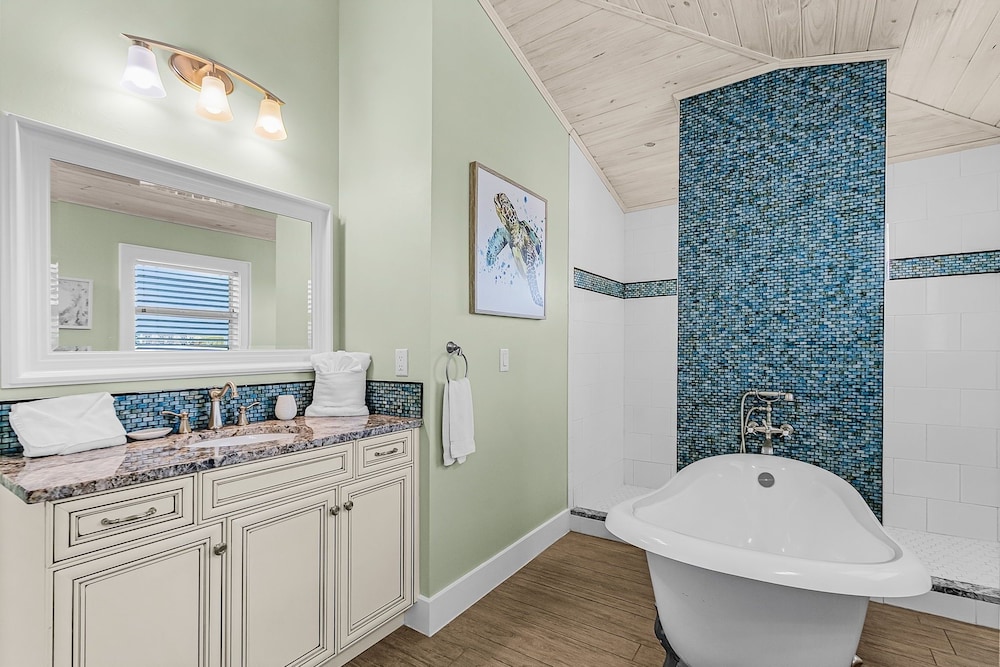 571 Seabatical: Canal Front With Pool! 5 Bedroom Home