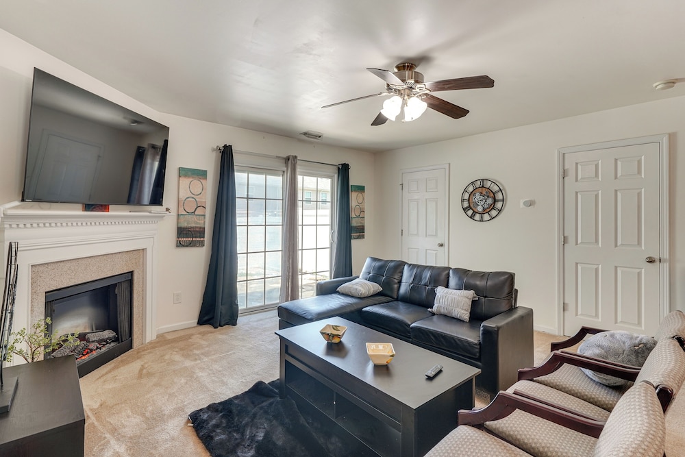 6 Mi to Dtwn Raleigh: Townhome w/ Fenced Patio!