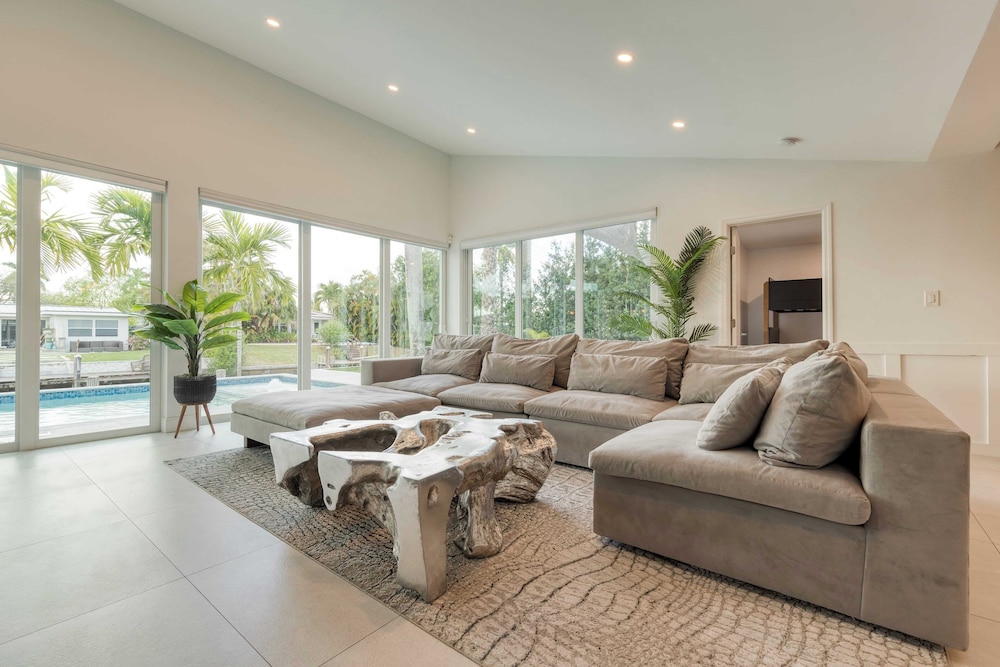 Luxury Waterfront Home w/ Pool, Hot Tub & Dock Near Las Olas Gulfstream