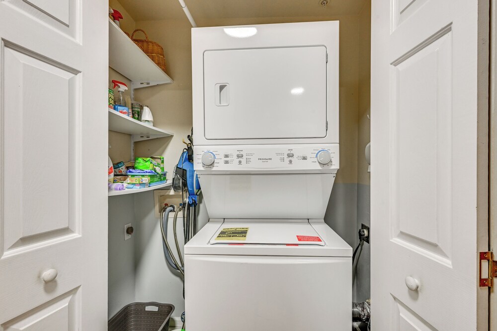 4 Mi to Clearwater Beach: Apt w/ Community Pool!