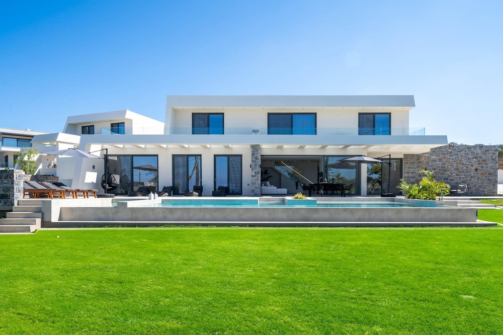 Aethra Grand- Luxury 5-bed Villa 850m From Beach